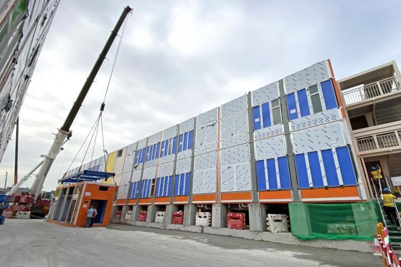 創先河: 臨時醫院是本港首間採用組裝合成(MiC)建築技術興建、具負壓隔離病房的醫院,標準化病房由三個模組單元組成,在廠房生產後,運抵工地裝嵌。 創先河: 臨時醫院是本港首間採用組裝合成(MiC)建築技術興建、具負壓隔離病房的醫院,標準化病房由三個模組單元組成,在廠房生產後,運抵工地裝嵌。