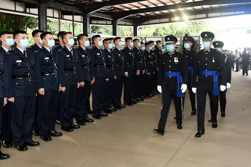 檢閱:  鄧炳強（右二）在香港警察學院結業典禮檢閱學員。