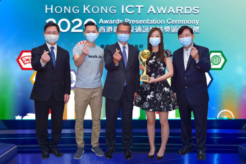 科技英才: 陳茂波(中)向Blutech IoT Ltd代表頒發全年大獎,旁為薛永恒(左)。 科技英才: 陳茂波(中)向Blutech IoT Ltd代表頒發全年大獎,旁為薛永恒(左)。