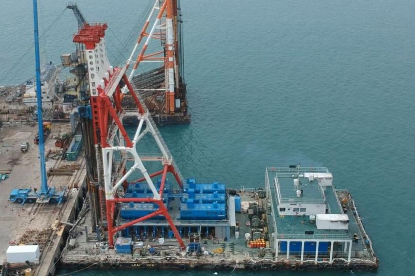 嶄新技術: 深層水泥拌合法以攪拌方式把工程船上的水泥注入海泥層,不挖走海床淤泥。每艘工程船可載水泥容量達480噸。 嶄新技術: 深層水泥拌合法以攪拌方式把工程船上的水泥注入海泥層,不挖走海床淤泥。每艘工程船可載水泥容量達480噸。