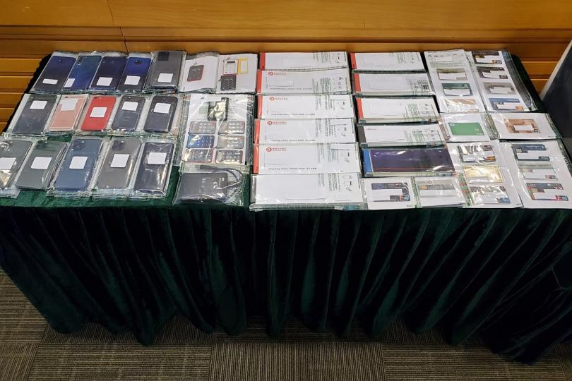 執法行動: 海關瓦解涉及金錢服務經營者和離岸公司的懷疑洗黑錢集團,行動中檢獲一批手提電話、銀行保安編碼器和支票簿。 執法行動: 海關瓦解涉及金錢服務經營者和離岸公司的懷疑洗黑錢集團,行動中檢獲一批手提電話、銀行保安編碼器和支票簿。
