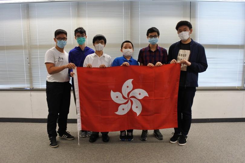 成績優異: 香港學生(左起)梁譽曦、游証恩、謝昶豪、徐子豐、朱卓熹和陳祉軒在中國數學奧林匹克奪得一金四銀一銅。 成績優異: 香港學生(左起)梁譽曦、游証恩、謝昶豪、徐子豐、朱卓熹和陳祉軒在中國數學奧林匹克奪得一金四銀一銅。