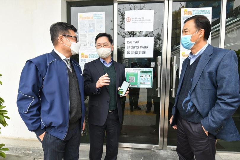推而廣之: 薛永恒(中)到啟德體育園建築地盤視察「安心出行」流動應用程式的使用情況。 推而廣之: 薛永恒(中)到啟德體育園建築地盤視察「安心出行」流動應用程式的使用情況。