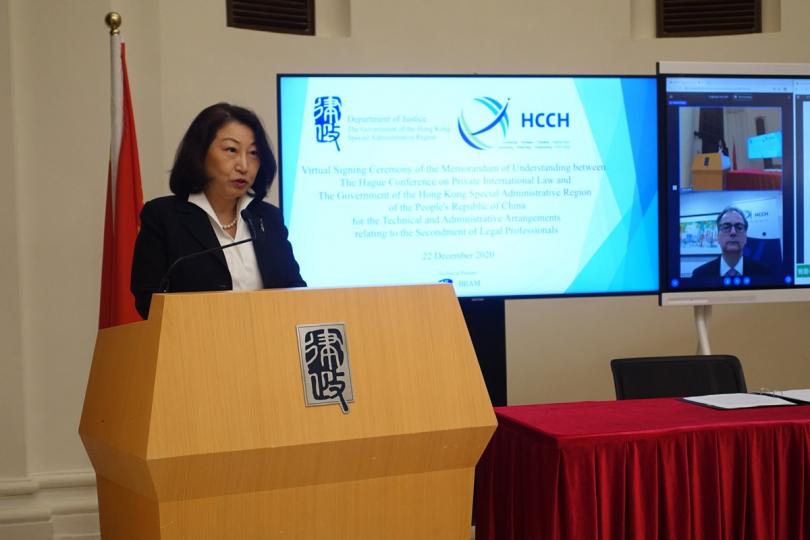 專業合作: 鄭若驊出席特區政府與海牙會議就法律專業人員借調計劃諒解備忘錄網上簽署儀式並致辭。 專業合作: 鄭若驊出席特區政府與海牙會議就法律專業人員借調計劃諒解備忘錄網上簽署儀式並致辭。