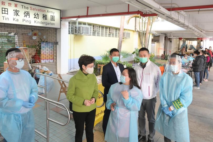 特首訪乙明邨了解強制檢測執法 特首訪乙明邨了解強制檢測執法