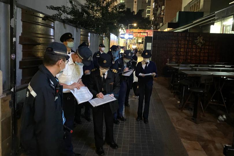 聯合執法: 食環署與警方在多區採取聯合行動,加強執法和宣傳,提醒餐飲業務及表列處所負責人嚴格遵守防疫規例。 聯合執法: 食環署與警方在多區採取聯合行動,加強執法和宣傳,提醒餐飲業務及表列處所負責人嚴格遵守防疫規例。