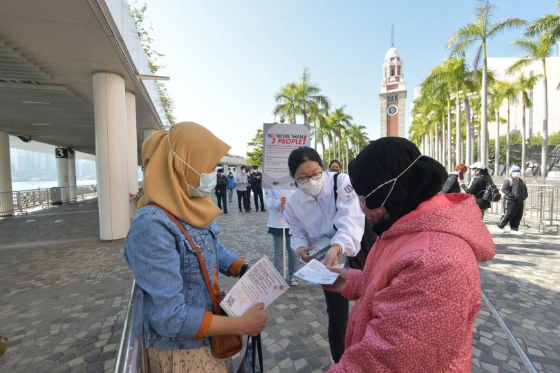 善意提醒: 政府在長假期採取跨部門防疫行動,包括在尖沙咀文化中心附近向外傭派發宣傳單張,提醒他們遵守限聚令及佩戴口罩。 善意提醒: 政府在長假期採取跨部門防疫行動,包括在尖沙咀文化中心附近向外傭派發宣傳單張,提醒他們遵守限聚令及佩戴口罩。