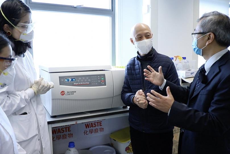 環環相扣: 黃錦星(右二)到港大實驗室了解從污水樣本抽取病毒基因作檢測的過程。 環環相扣: 黃錦星(右二)到港大實驗室了解從污水樣本抽取病毒基因作檢測的過程。