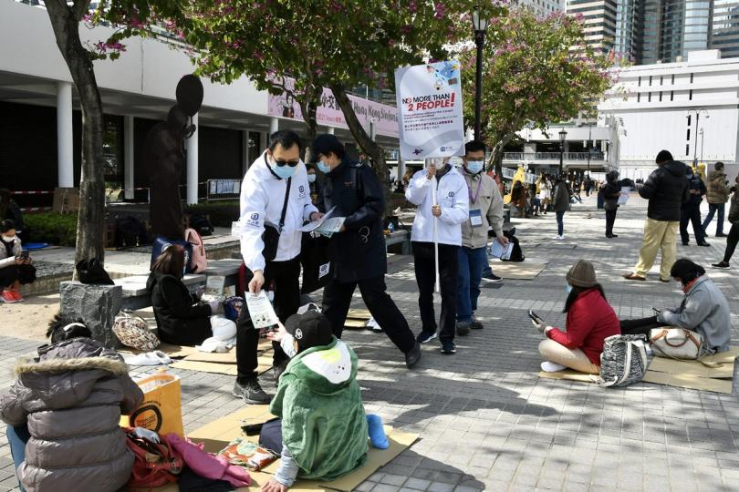 聯合行動: 政府多個部門人員到外傭經常聚集的地方派發宣傳單張,呼籲他們遵從防疫規例。 聯合行動: 政府多個部門人員到外傭經常聚集的地方派發宣傳單張,呼籲他們遵從防疫規例。