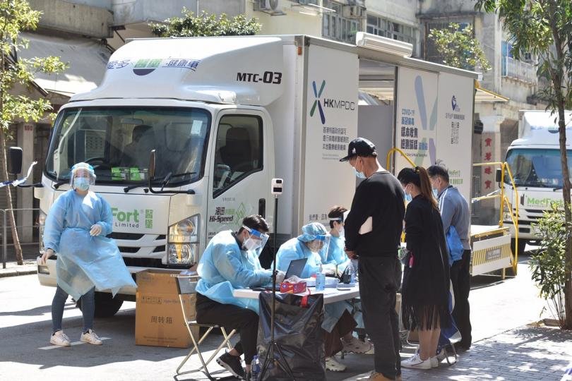 方便居民: 油尖旺民政事務處與檢測承辦商在廣東道介乎佐敦道和西貢街一段安排流動採樣車,免費為居民進行檢測。 方便居民: 油尖旺民政事務處與檢測承辦商在廣東道介乎佐敦道和西貢街一段安排流動採樣車,免費為居民進行檢測。