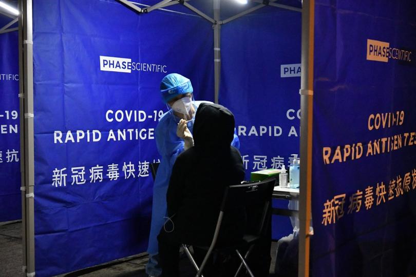 強制檢測: 政府在油麻地指明受限區域內設立八個臨時採樣站,為市民安排快速抗原測試,並採集其鼻腔和咽喉合併拭子樣本。 強制檢測: 政府在油麻地指明受限區域內設立八個臨時採樣站,為市民安排快速抗原測試,並採集其鼻腔和咽喉合併拭子樣本。