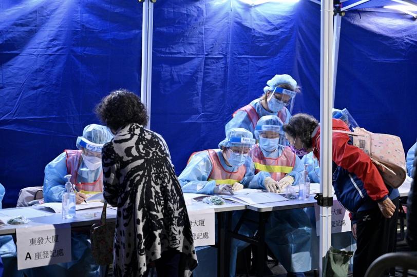 登記檢測: 政府在北角指明受限區域內設立12個臨時採樣站,為居民登記接受檢測。 登記檢測: 政府在北角指明受限區域內設立12個臨時採樣站,為居民登記接受檢測。