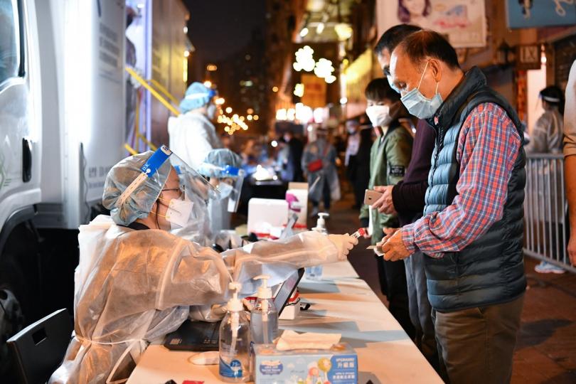 遵守宣告: 土瓜灣定安大廈D座列為指明受限區域,工作人員為居民登記進行檢測。 遵守宣告: 土瓜灣定安大廈D座列為指明受限區域,工作人員為居民登記進行檢測。