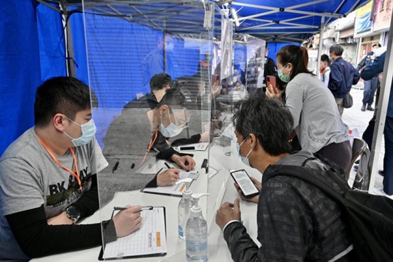 逐一檢查: 工作人員檢查元朗受限區域內人士是否已接受強制檢測。 逐一檢查: 工作人員檢查元朗受限區域內人士是否已接受強制檢測。