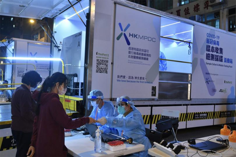 秩序良好:  政府在土瓜灣設受限區域，工作人員為受檢人士登記進行檢測。