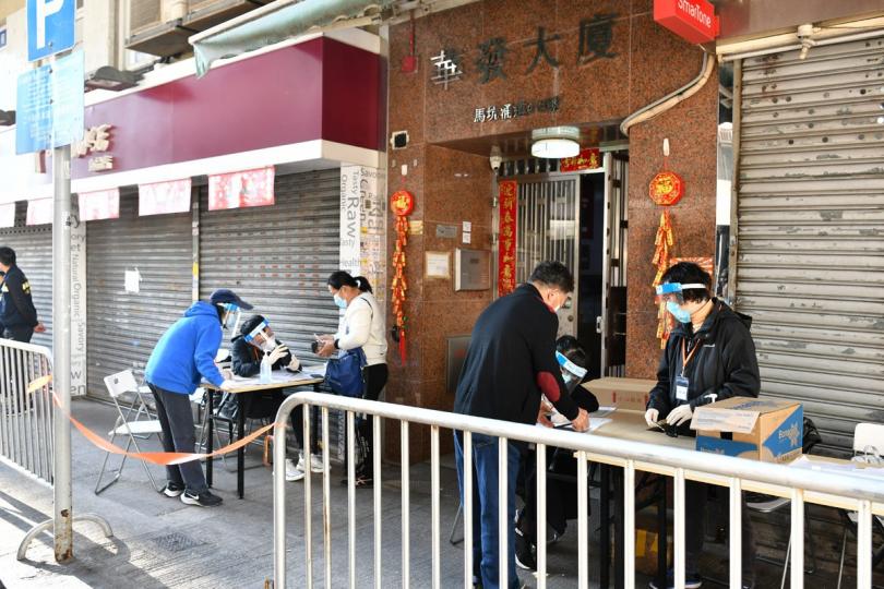 配合行動:  政府在土瓜灣指明受限區域的限制與檢測宣告和執法行動完成，工作人員檢查受限人士是否已接受強制檢測。