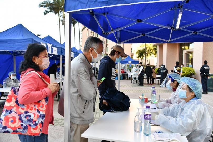 攜手抗疫: 政府在屯門指明受限區域的限制與檢測宣告和執法行動完成,工作人員檢查受限人士是否已接受強制檢測。 攜手抗疫: 政府在屯門指明受限區域的限制與檢測宣告和執法行動完成,工作人員檢查受限人士是否已接受強制檢測。