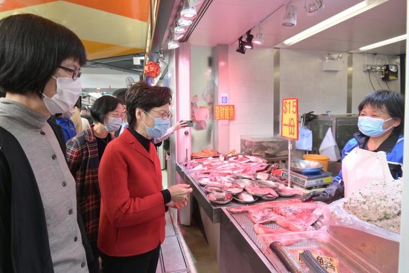 視察街市:  林鄭月娥（左三）在天水圍天幕街市與魚檔商戶交談，了解經營情況。旁為食物及衞生局局長陳肇始（左二）、食物環境衞生署署長劉利群（左一）。