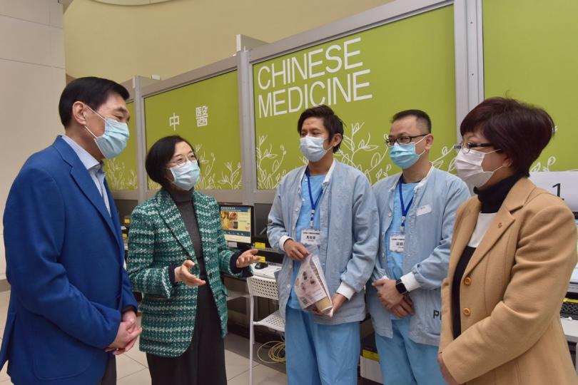 特別診療: 陳肇始(左二)到訪亞洲國際博覽館社區治療設施內專為中醫服務而設的工作區,向駐診中醫師了解他們為2019冠狀病毒病病人提供的中醫診療服務。 特別診療: 陳肇始(左二)到訪亞洲國際博覽館社區治療設施內專為中醫服務而設的工作區,向駐診中醫師了解他們為2019冠狀病毒病病人提供的中醫診療服務。