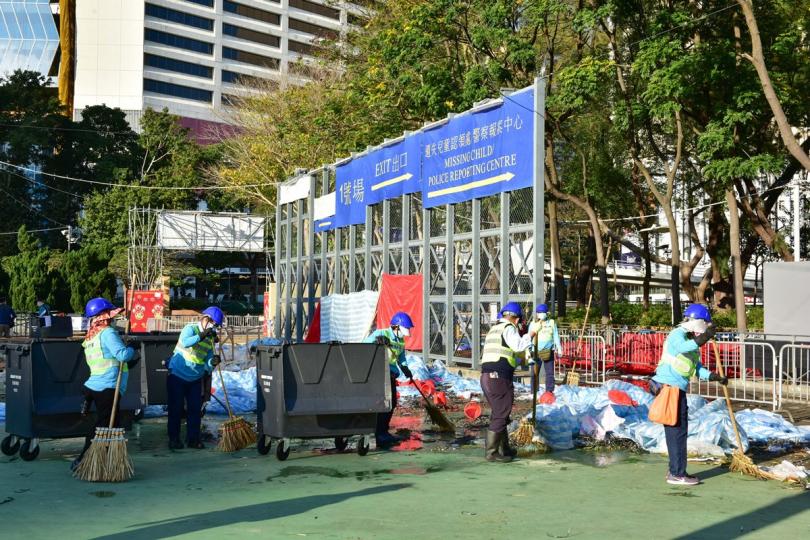 徹底清洗: 食物環境衞生署人員在維多利亞公園年花銷售點結束營運後清理場地。 徹底清洗: 食物環境衞生署人員在維多利亞公園年花銷售點結束營運後清理場地。