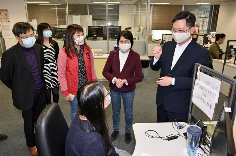 勉勵: 薛永恒(右)探訪1823中心。他鼓勵人員努力守在最前線,加強政府與市民的溝通。 勉勵: 薛永恒(右)探訪1823中心。他鼓勵人員努力守在最前線,加強政府與市民的溝通。