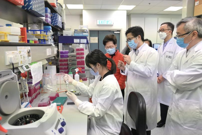 污水檢測: 林鄭月娥(中)到訪香港大學公共衞生實驗室,聽取有關污水樣本的病毒檢測程序。 污水檢測: 林鄭月娥(中)到訪香港大學公共衞生實驗室,聽取有關污水樣本的病毒檢測程序。