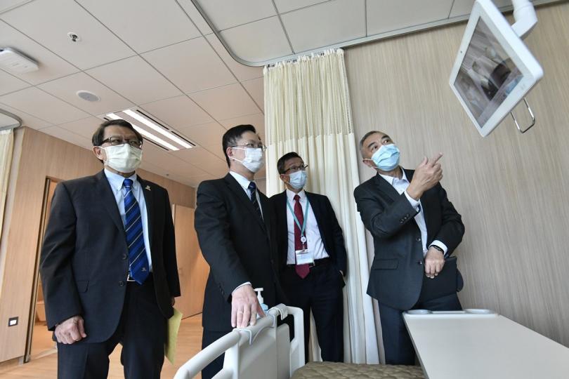 智慧醫院: 薛永恒(左二)參觀香港中文大學醫院,病房病床設有娛樂資訊屏幕,支援上網、遠程視像探訪、遠程醫療等。 智慧醫院: 薛永恒(左二)參觀香港中文大學醫院,病房病床設有娛樂資訊屏幕,支援上網、遠程視像探訪、遠程醫療等。
