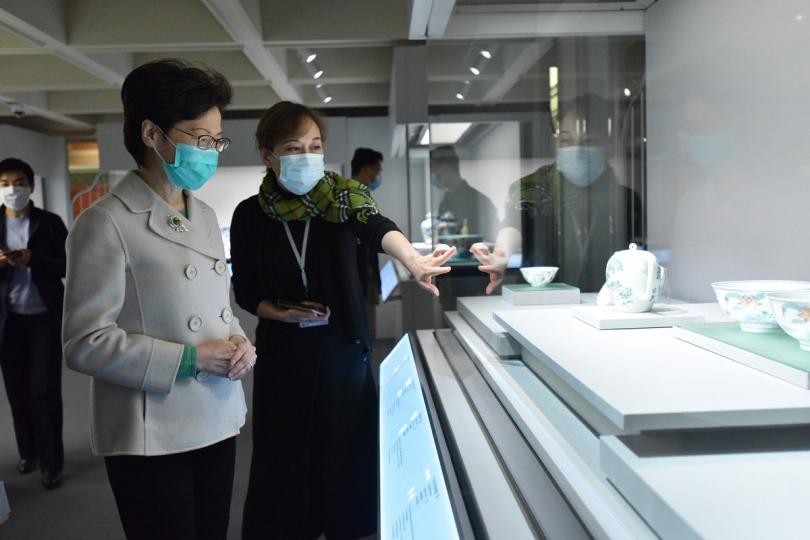專題展覽: 林鄭月娥(右一)參觀首日在藝術館舉行的「聚道傳承---敏求精舍60周年」展覽。 專題展覽: 林鄭月娥(右一)參觀首日在藝術館舉行的「聚道傳承---敏求精舍60周年」展覽。