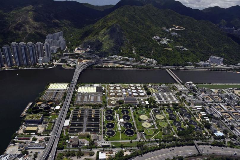 釋放土地: 渠務署已展開把沙田污水處理廠位於城門河河口的廠房遷往對岸亞公角女婆山岩洞的工程。 釋放土地: 渠務署已展開把沙田污水處理廠位於城門河河口的廠房遷往對岸亞公角女婆山岩洞的工程。