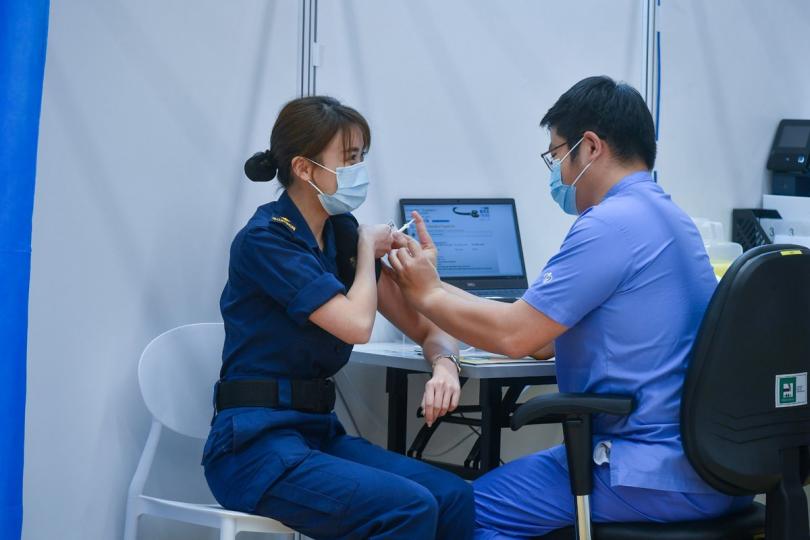 身體力行: 約100名優先接種組別人士,包括海關人員在設於中山紀念公園體育館的社區疫苗接種中心接種復必泰疫苗。 身體力行: 約100名優先接種組別人士,包括海關人員在設於中山紀念公園體育館的社區疫苗接種中心接種復必泰疫苗。