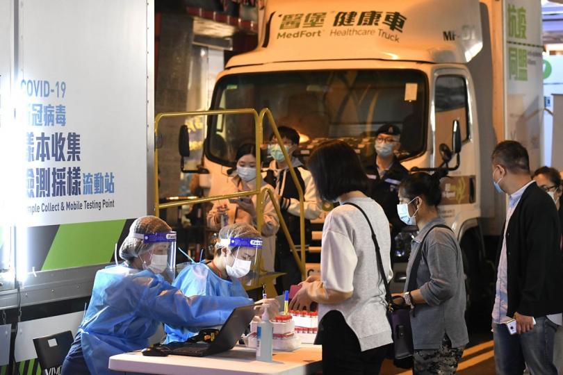 遵行公告: 政府在尖沙咀設指明受限區域,工作人員為受檢人士登記,並安排他們接受檢測。 遵行公告: 政府在尖沙咀設指明受限區域,工作人員為受檢人士登記,並安排他們接受檢測。