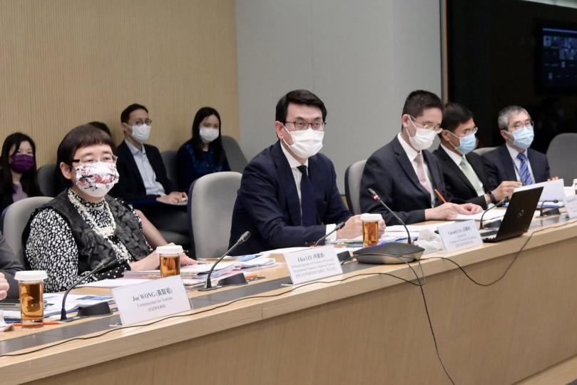 簡介綱要: 邱騰華(左二)主持工業貿易諮詢委員會會議,聽取委員意見。 簡介綱要: 邱騰華(左二)主持工業貿易諮詢委員會會議,聽取委員意見。