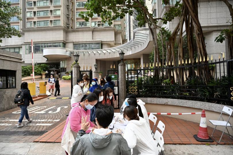 逐一檢查: 工作人員在中西區指明受限區域檢查受限人士是否已接受強制檢測。 逐一檢查: 工作人員在中西區指明受限區域檢查受限人士是否已接受強制檢測。