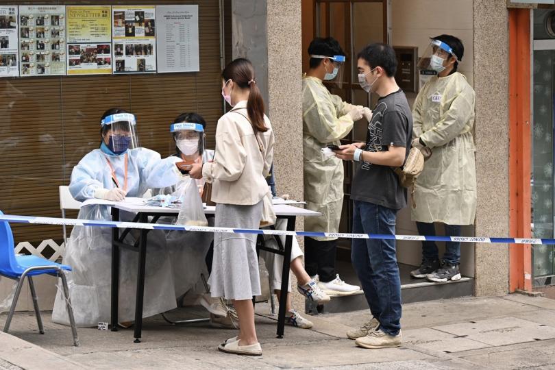 確認結果: 工作人員在西營盤指明受限區域執法,檢查受限人士是否已接受強制檢測。 確認結果: 工作人員在西營盤指明受限區域執法,檢查受限人士是否已接受強制檢測。