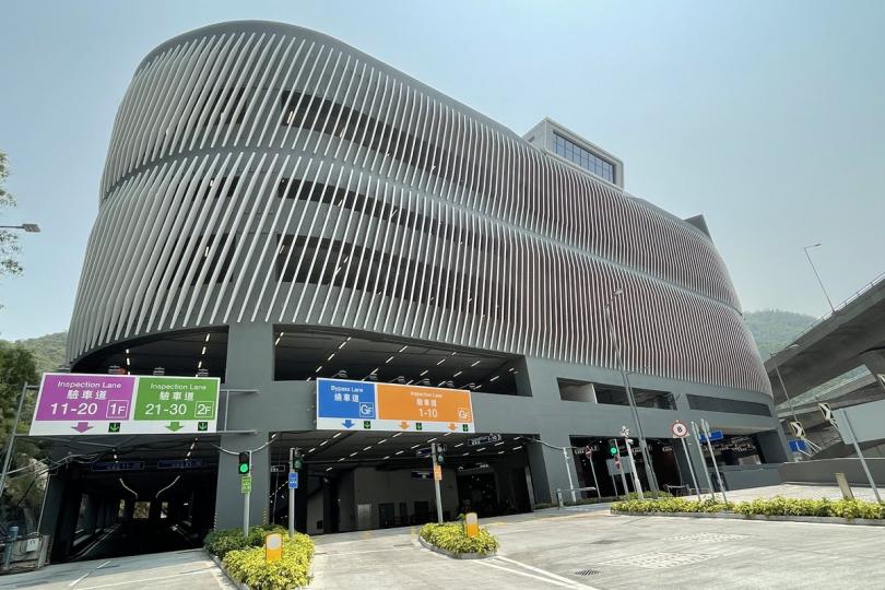 投入服務: 運輸署車輛檢驗綜合大樓位於青衣西草灣路18號,4月1日起分階段啓用。 投入服務: 運輸署車輛檢驗綜合大樓位於青衣西草灣路18號,4月1日起分階段啓用。