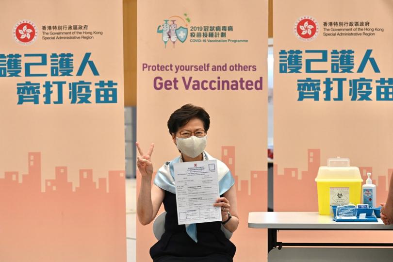 按時接種: 林鄭月娥在政府總部接種第二劑新冠疫苗,之後展示疫苗接種紀錄。 按時接種: 林鄭月娥在政府總部接種第二劑新冠疫苗,之後展示疫苗接種紀錄。