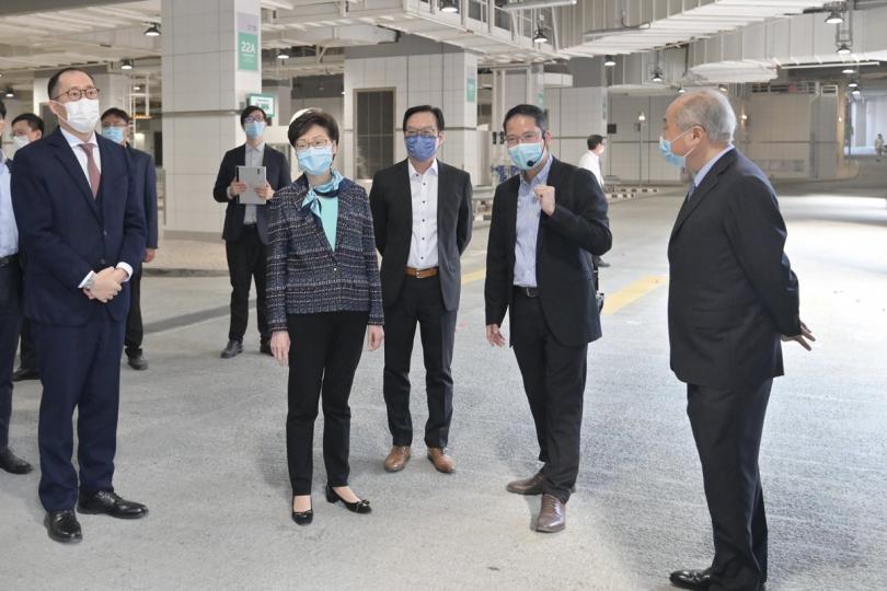 設備完善: 林鄭月娥(右四)視察即將啟用的裕民坊公共運輸交匯處。交匯處結合多項創新和智慧元素,為乘客提供便利和更佳候車環境。 設備完善: 林鄭月娥(右四)視察即將啟用的裕民坊公共運輸交匯處。交匯處結合多項創新和智慧元素,為乘客提供便利和更佳候車環境。