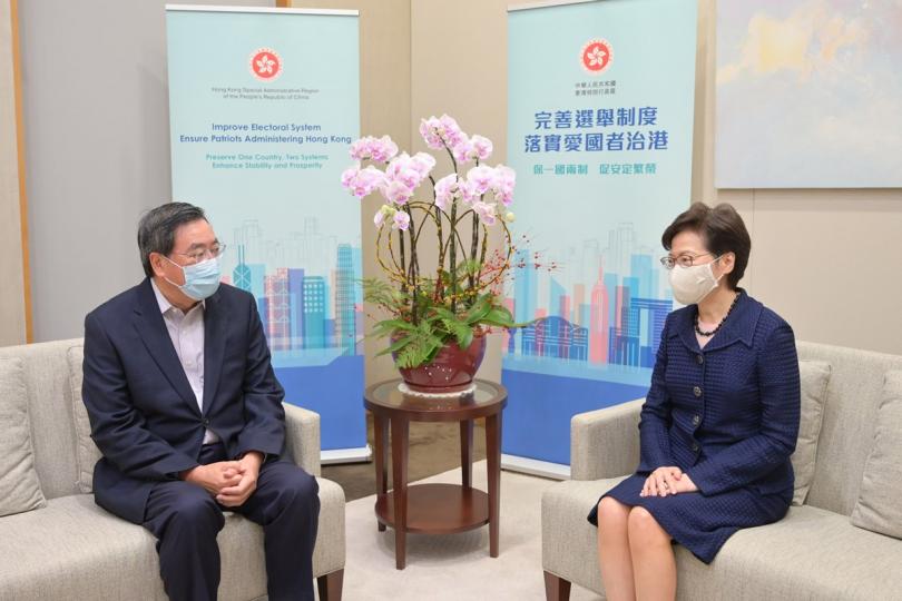 立法工作: 林鄭月娥(右)與立法會主席梁君彥討論有關完善選舉制度的本地立法和其他跟進工作。 立法工作: 林鄭月娥(右)與立法會主席梁君彥討論有關完善選舉制度的本地立法和其他跟進工作。