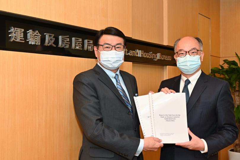 管制建議: 劏房租務管制研究工作小組主席梁永祥(左 )向陳帆提交工作小組報告。 管制建議: 劏房租務管制研究工作小組主席梁永祥(左 )向陳帆提交工作小組報告。