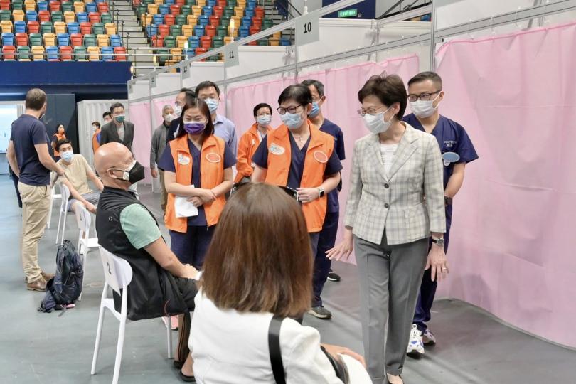 反應正面:  林鄭月娥（右二）在社區疫苗接種中心與接種疫苗的市民交談，市民均滿意接種安排。