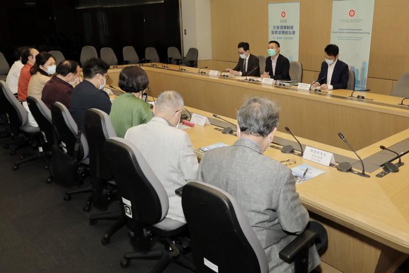 爭取支持: 徐英偉(後排中)在解說會上向體育界和文化界人士說明完善香港選舉制度的必要性和迫切性。 爭取支持: 徐英偉(後排中)在解說會上向體育界和文化界人士說明完善香港選舉制度的必要性和迫切性。