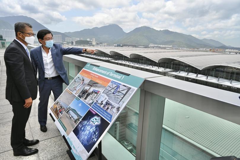 發揮優勢:  陳茂波（左）到香港國際機場視察，了解機場城市策略下各項目的進展。
