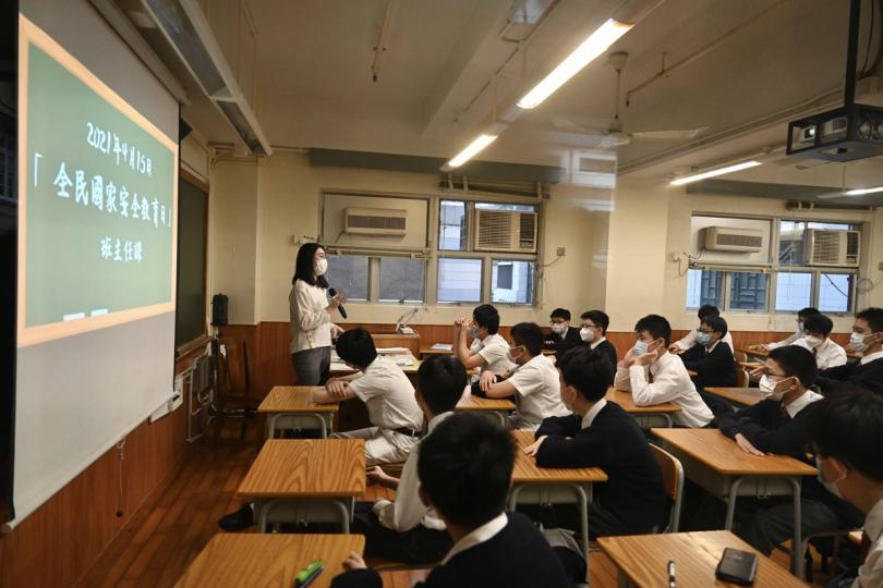 闡釋理念:  英皇書院老師在班主任課向學生講解全民國家安全教育日的意義。