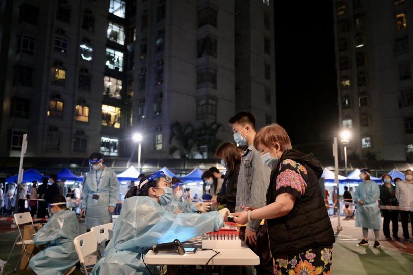 以策安全: 政府在荃灣劃出受限區域,工作人員為區內人士登記接受檢測。 以策安全: 政府在荃灣劃出受限區域,工作人員為區內人士登記接受檢測。