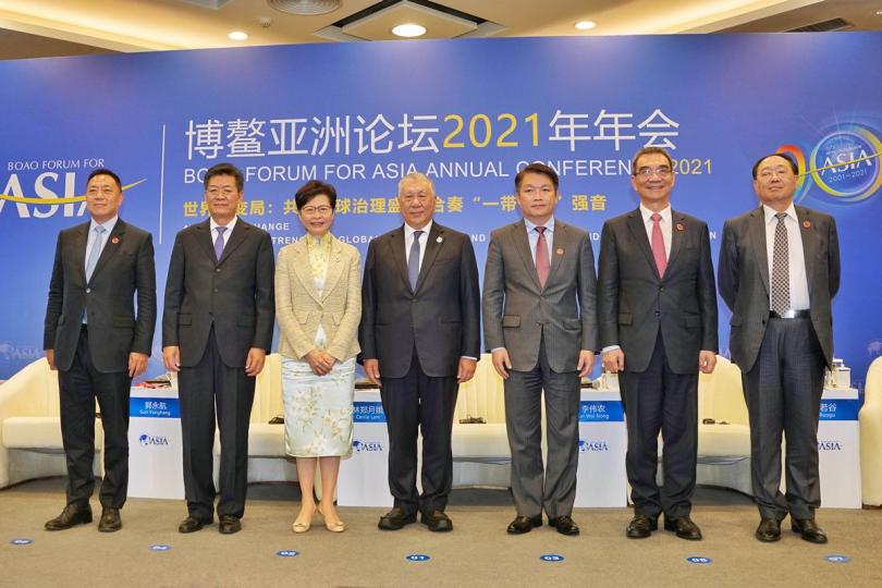 濟濟一堂: 林鄭月娥(左三)與珠海市委書記郭永航(左二)、全國政協副主席何厚鏵(中)、澳門經濟財政司司長李偉農(右三)等在「城市群帶動發展:以粵港澳大灣區為例」分論壇合照。 濟濟一堂: 林鄭月娥(左三)與珠海市委書記郭永航(左二)、全國政協副主席何厚鏵(中)、澳門經濟財政司司長李偉農(右三)等在「城市群帶動發展:以粵港澳大灣區為例」分論壇合照。