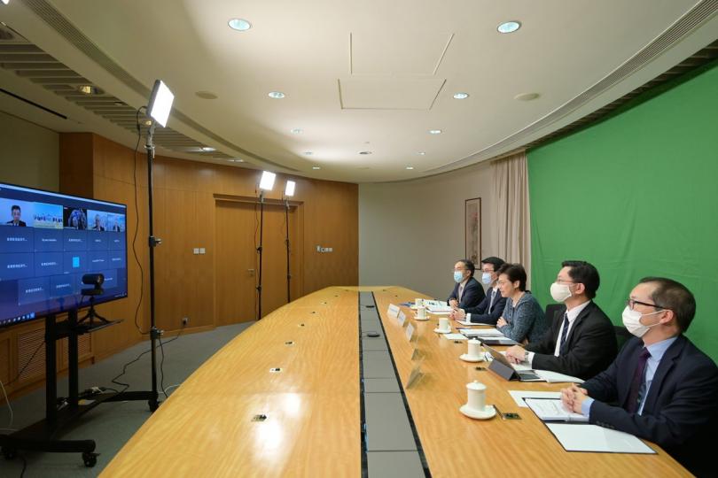 勝人一籌: 林鄭月娥(右三)在網上研討會向日本企業家和商界人士重點介紹香港穩健的根基和在「一國兩制」下的獨特優勢。 勝人一籌: 林鄭月娥(右三)在網上研討會向日本企業家和商界人士重點介紹香港穩健的根基和在「一國兩制」下的獨特優勢。
