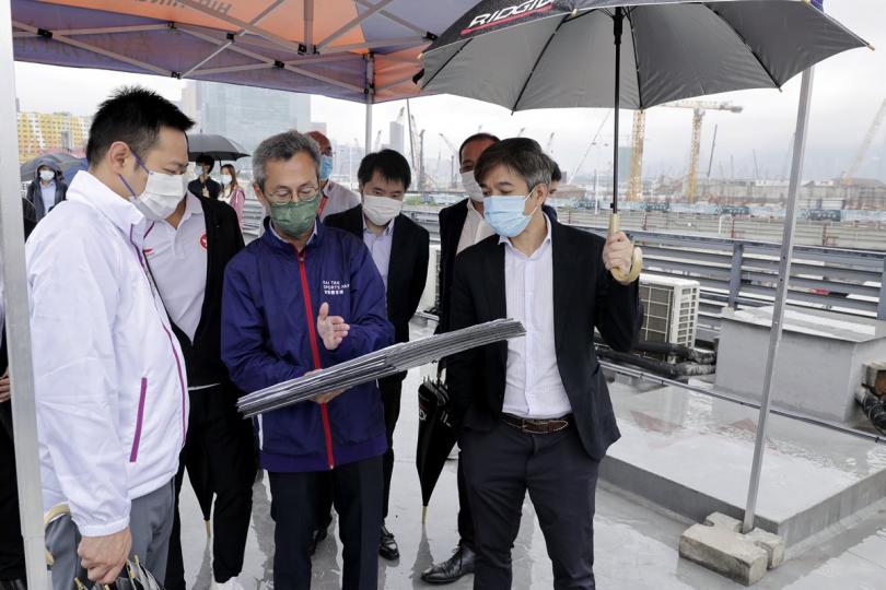 工程簡介: 徐英偉(左)視察啟德體育園區的施工進度。 工程簡介: 徐英偉(左)視察啟德體育園區的施工進度。