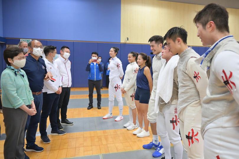 努力不懈:  林鄭月娥（左一）在香港體育學院與劍擊隊教練和運動員交談，了解他們備戰東京奧運會的情況。