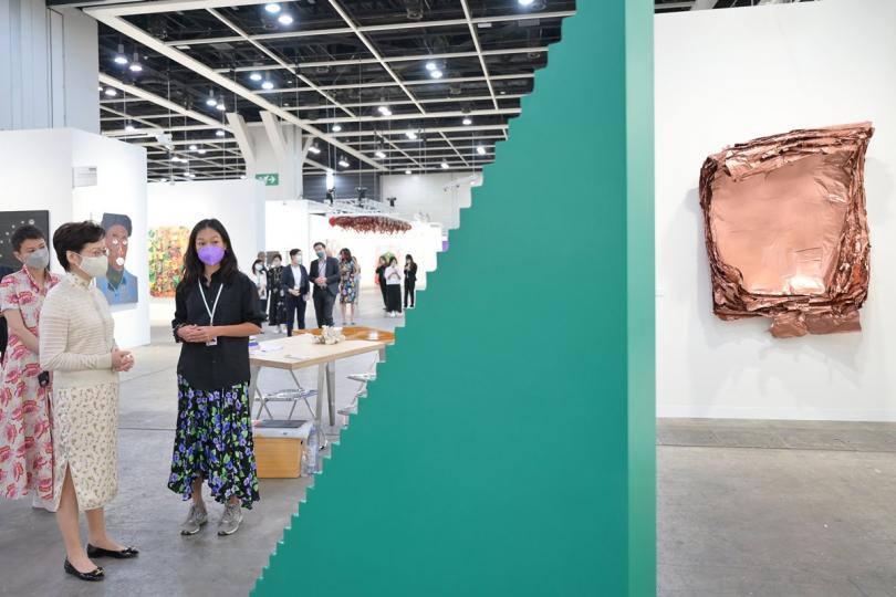 藝術盛事:  林鄭月娥（中）到灣仔會議展覽中心參觀第九屆巴塞爾藝術展香港展會。