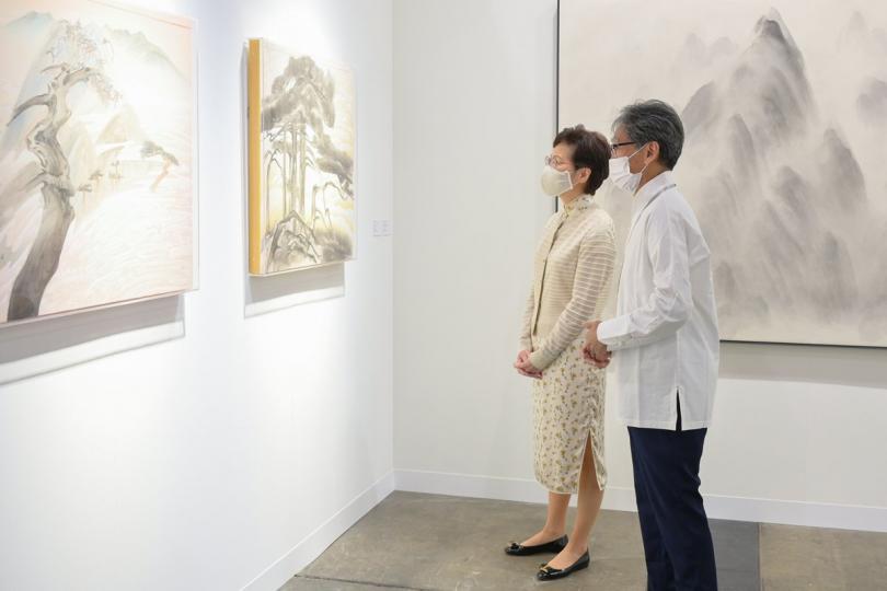 頂尖作品:  林鄭月娥（左）聽取藝廊負責人介紹作品，以及在全球疫情下的營運情況。